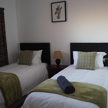 Or Tambo Self Catering Apartments, The Willows Boksburg Esterno foto