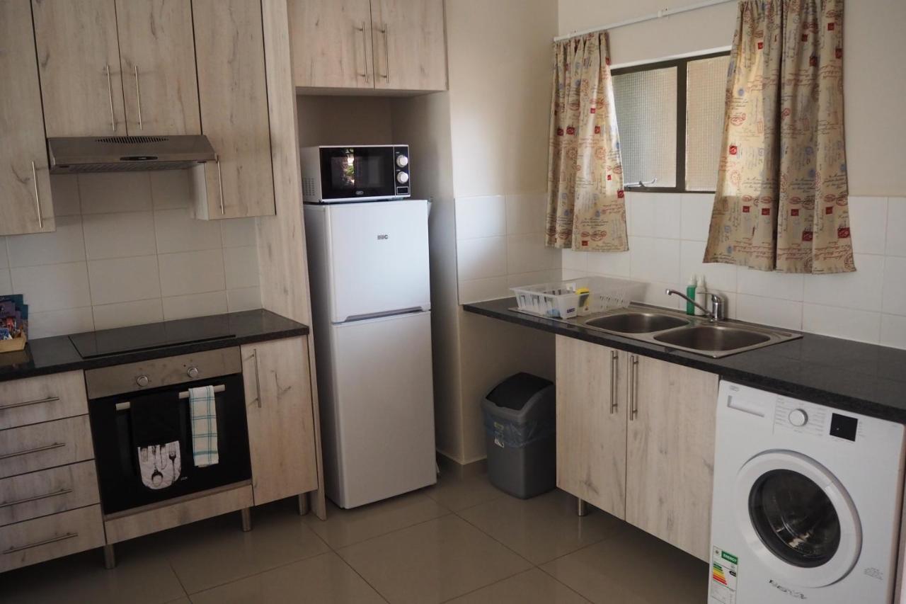 Or Tambo Self Catering Apartments, The Willows Boksburg Esterno foto