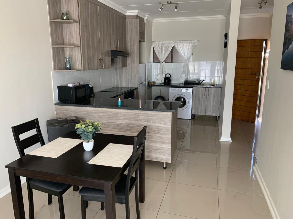 Or Tambo Self Catering Apartments, The Willows Boksburg Esterno foto