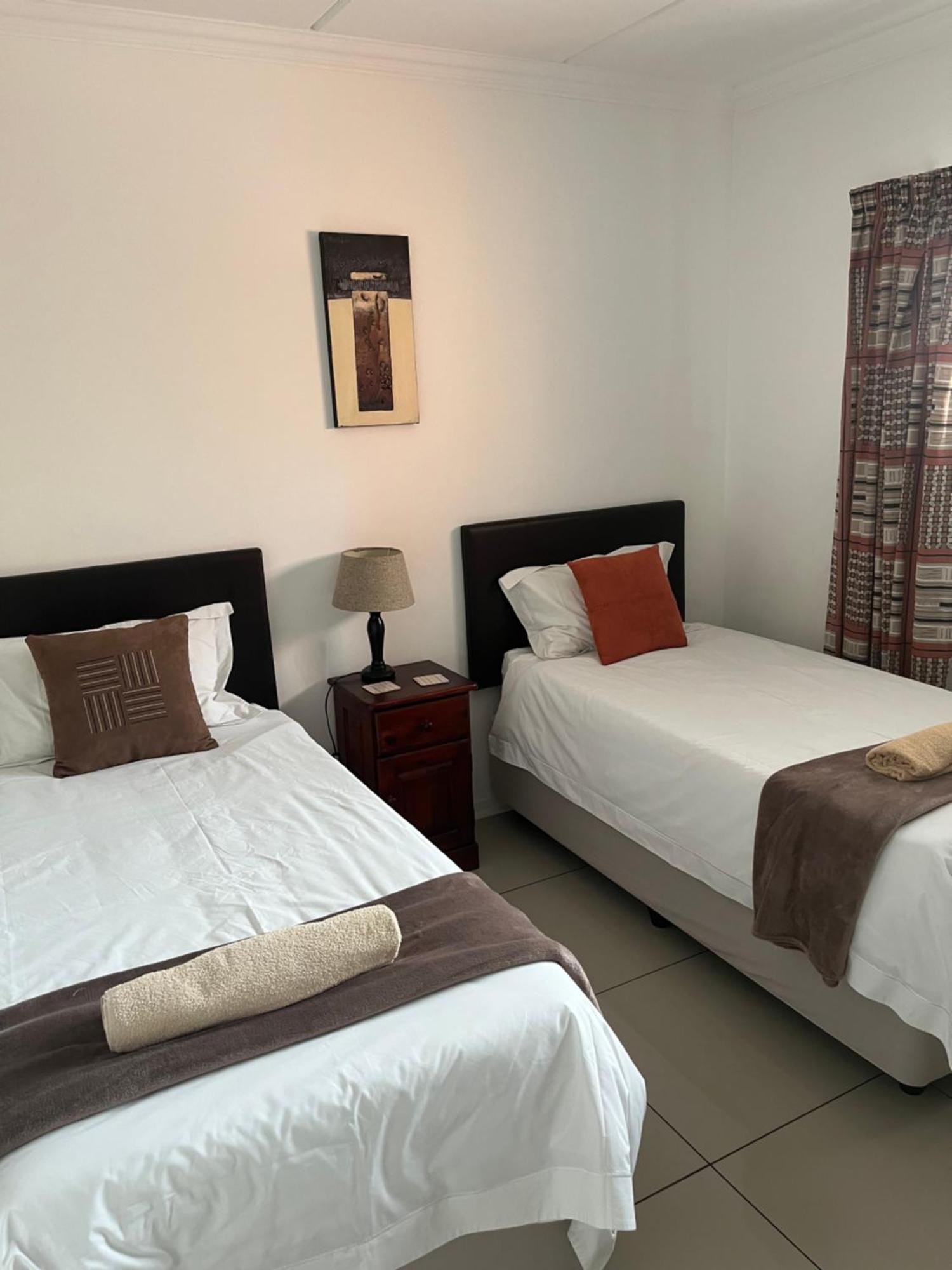 Or Tambo Self Catering Apartments, The Willows Boksburg Esterno foto
