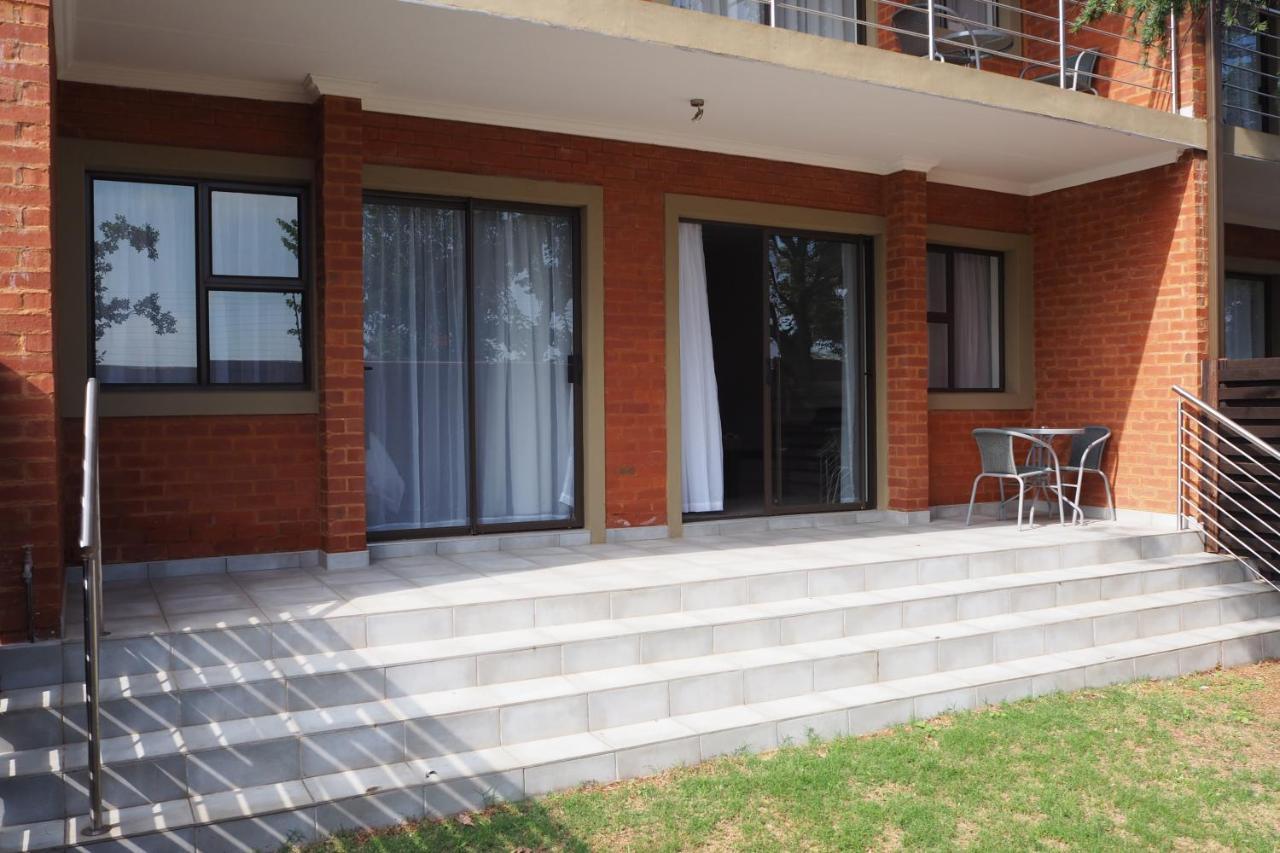 Or Tambo Self Catering Apartments, The Willows Boksburg Esterno foto