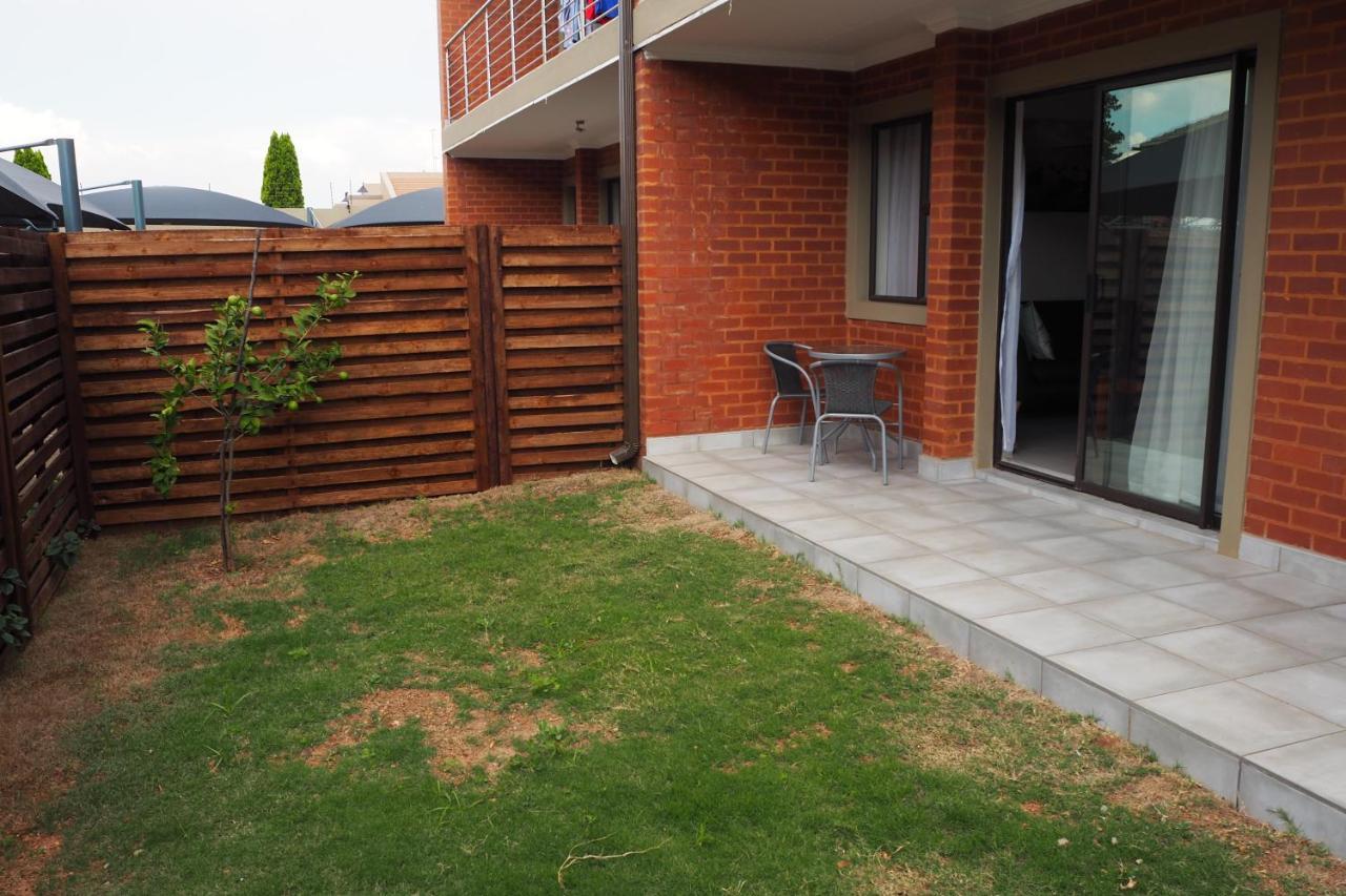 Or Tambo Self Catering Apartments, The Willows Boksburg Esterno foto