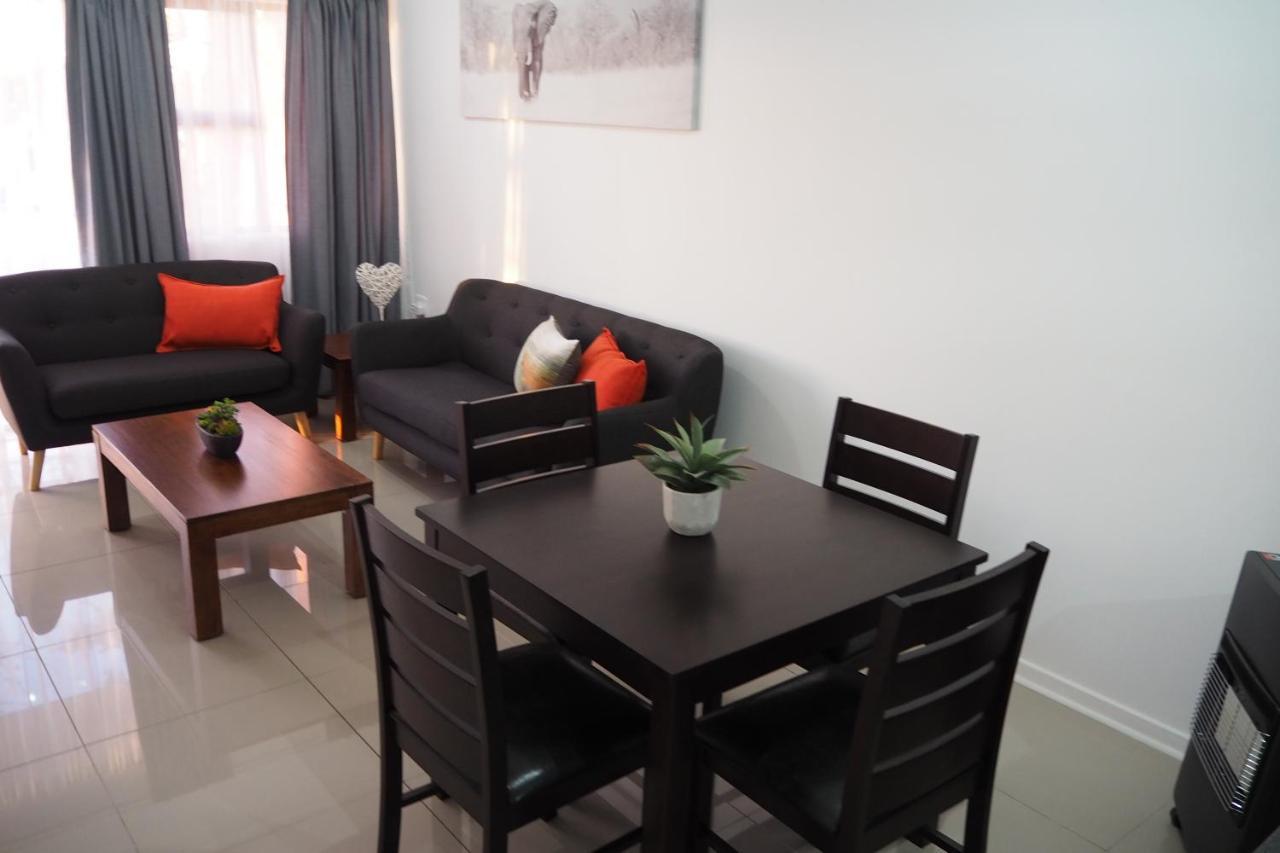 Or Tambo Self Catering Apartments, The Willows Boksburg Esterno foto