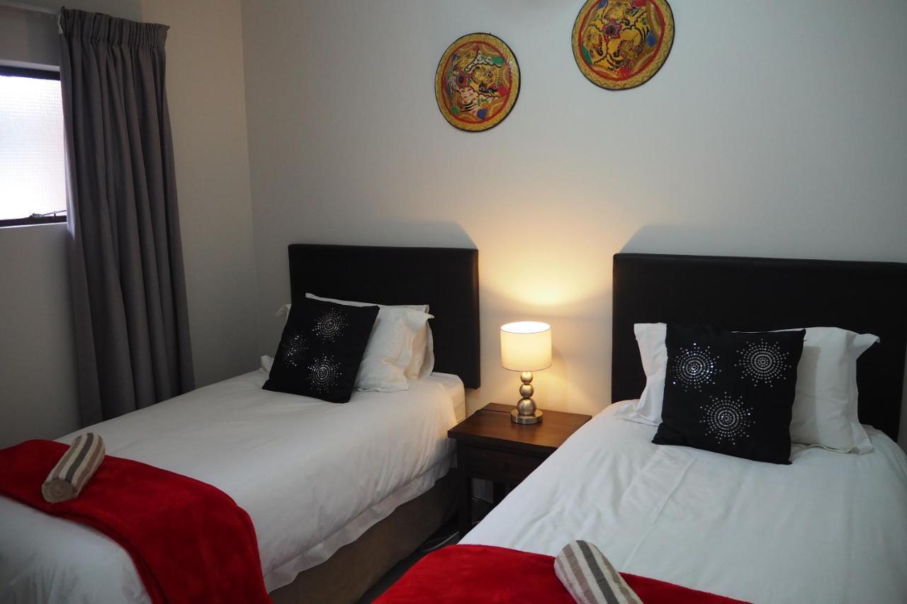 Or Tambo Self Catering Apartments, The Willows Boksburg Esterno foto