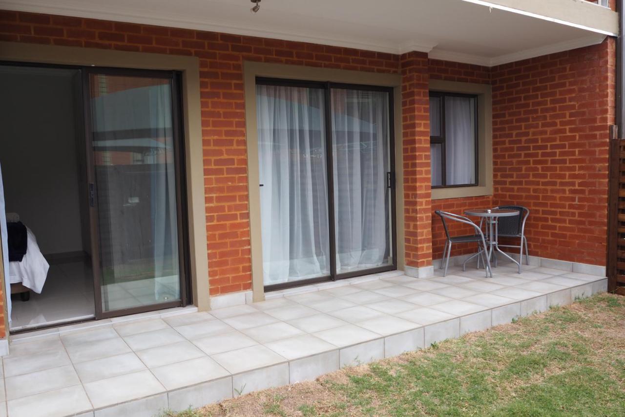 Or Tambo Self Catering Apartments, The Willows Boksburg Esterno foto