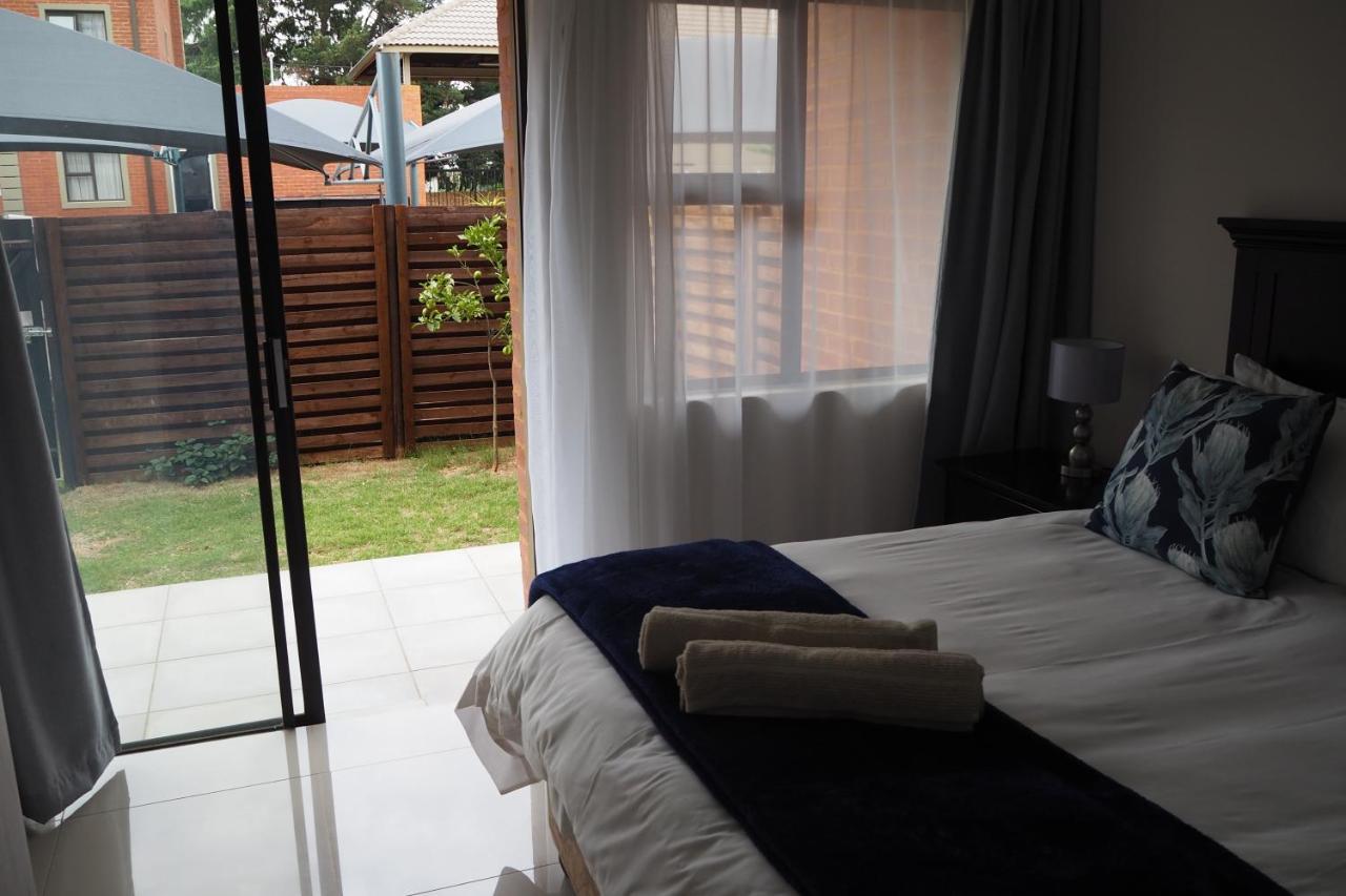 Or Tambo Self Catering Apartments, The Willows Boksburg Esterno foto