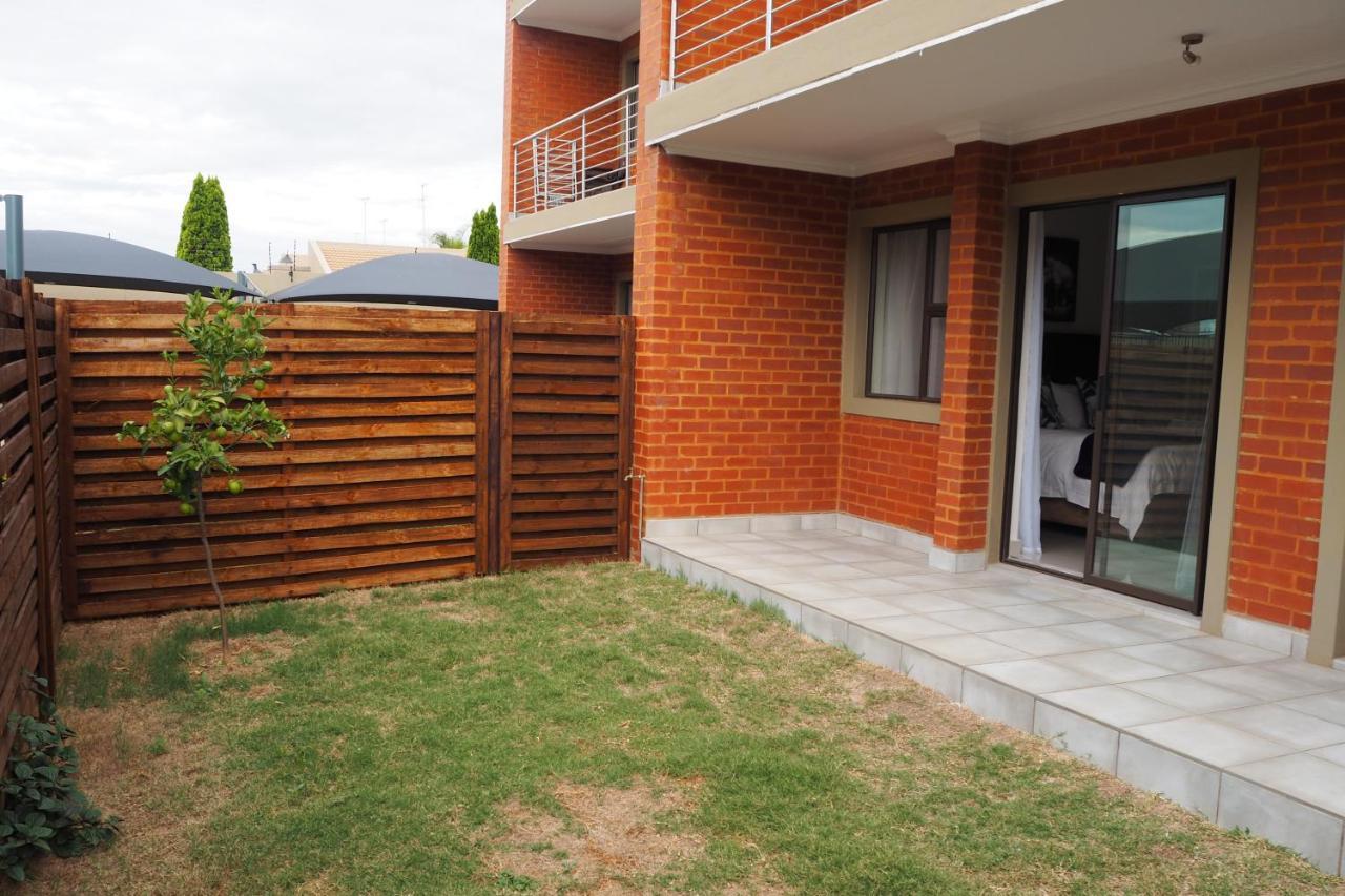 Or Tambo Self Catering Apartments, The Willows Boksburg Esterno foto