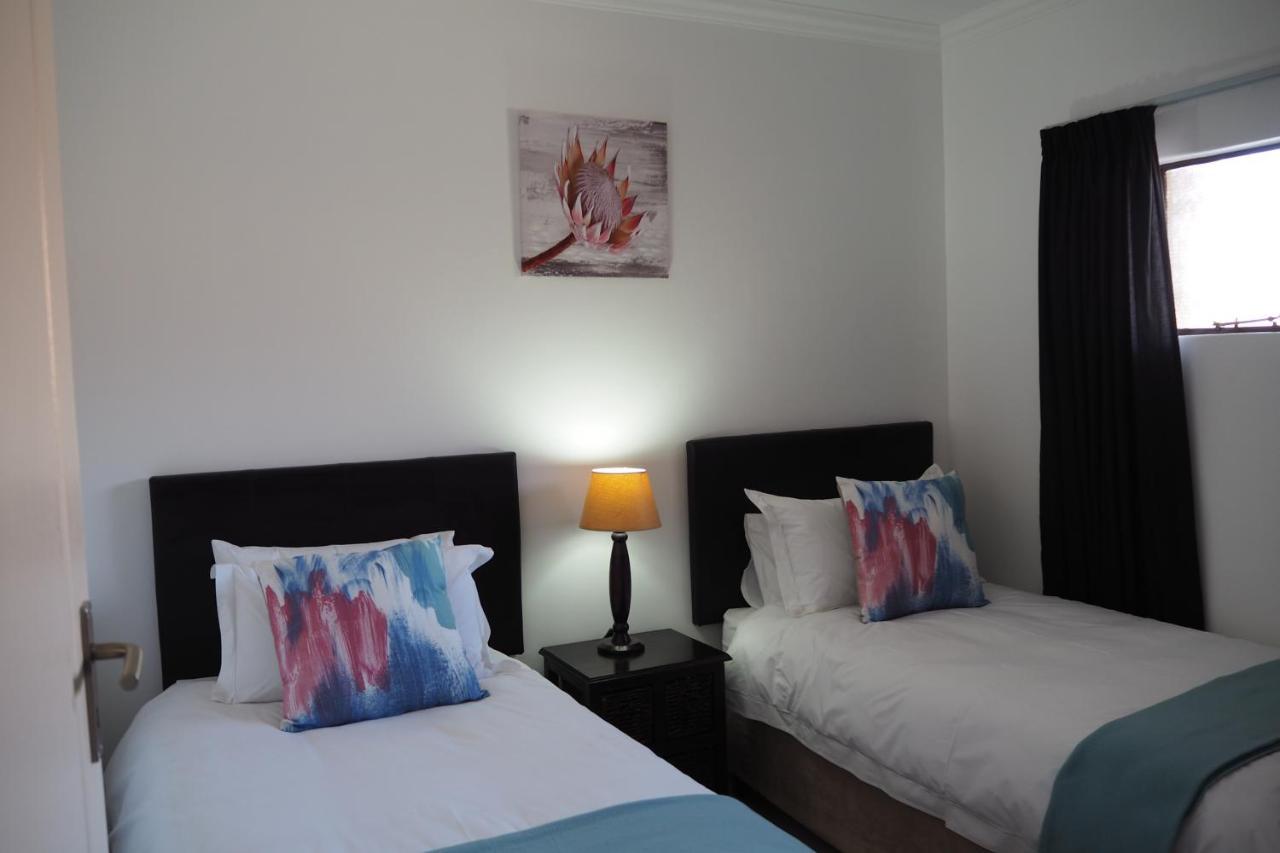 Or Tambo Self Catering Apartments, The Willows Boksburg Esterno foto