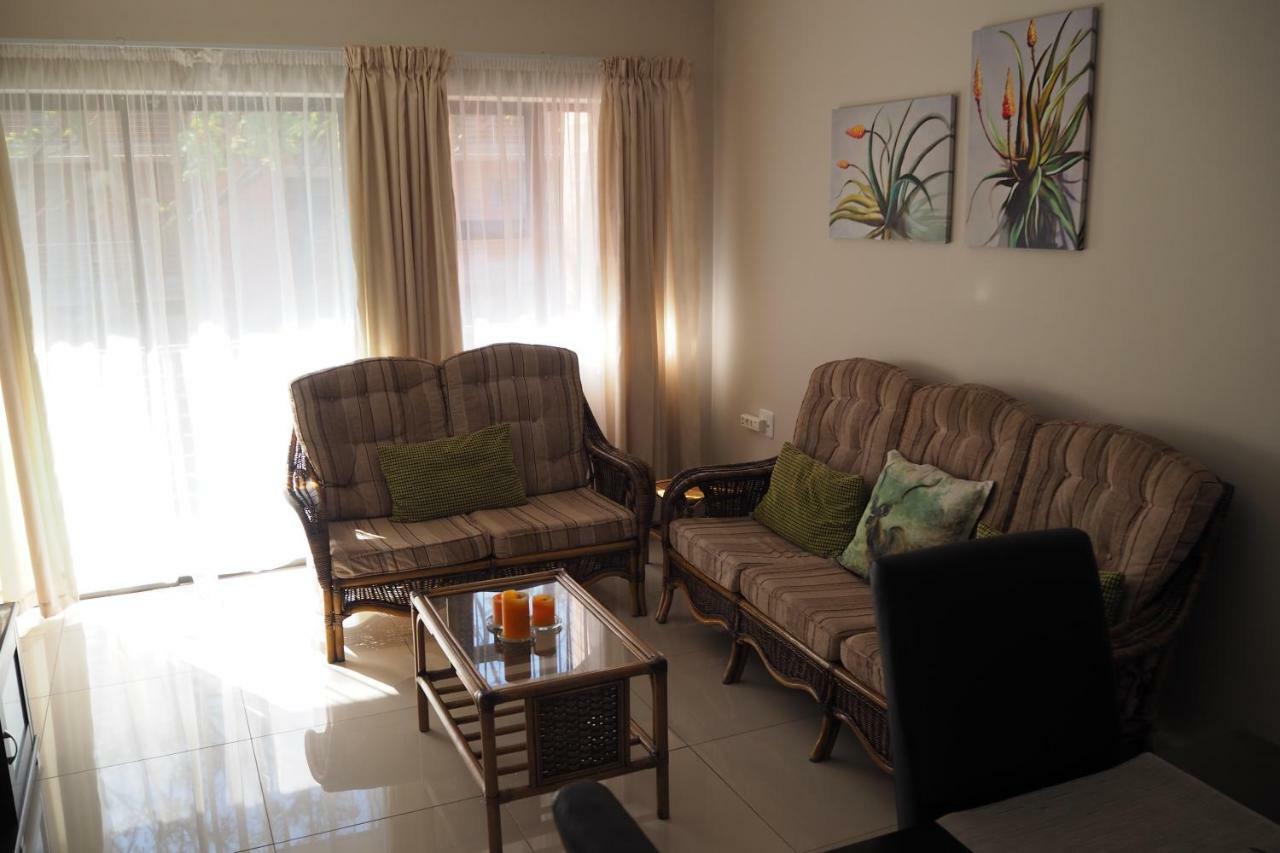 Or Tambo Self Catering Apartments, The Willows Boksburg Esterno foto