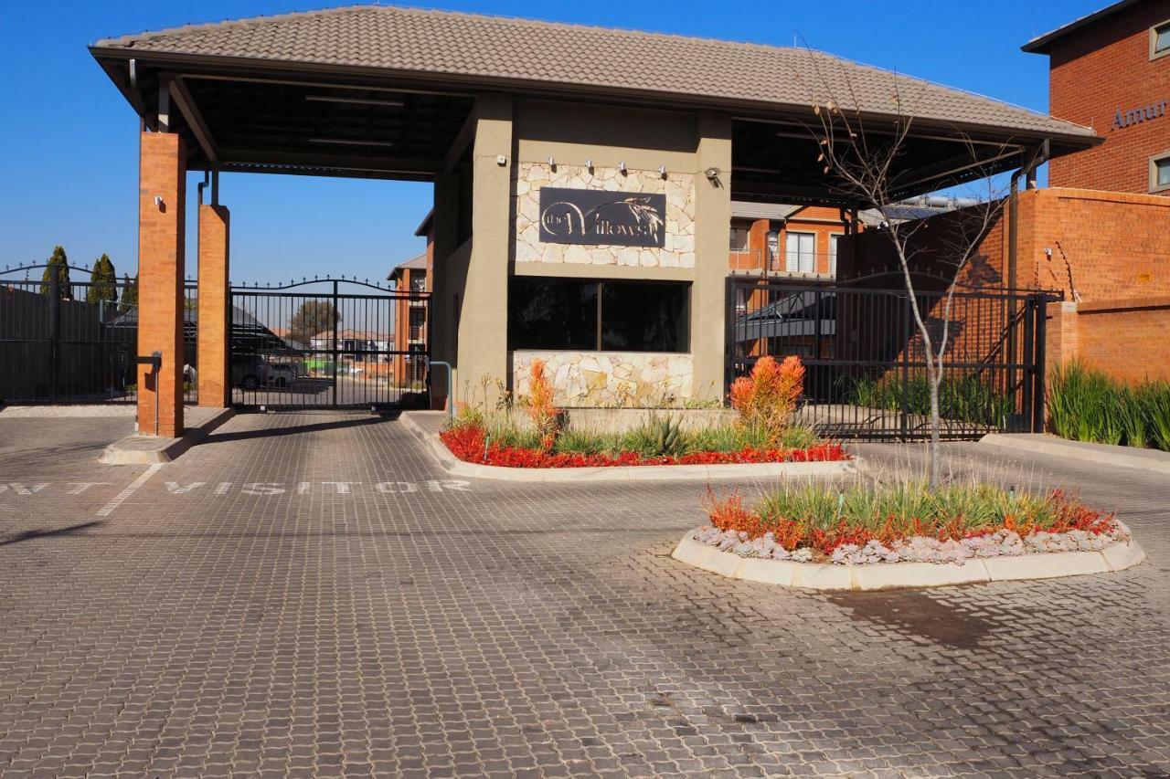 Or Tambo Self Catering Apartments, The Willows Boksburg Esterno foto