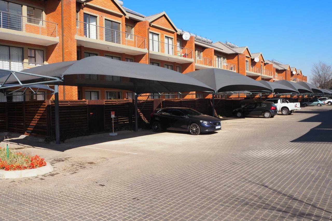 Or Tambo Self Catering Apartments, The Willows Boksburg Esterno foto