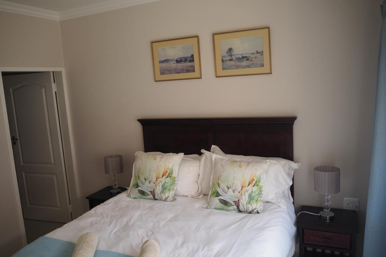 Or Tambo Self Catering Apartments, The Willows Boksburg Esterno foto