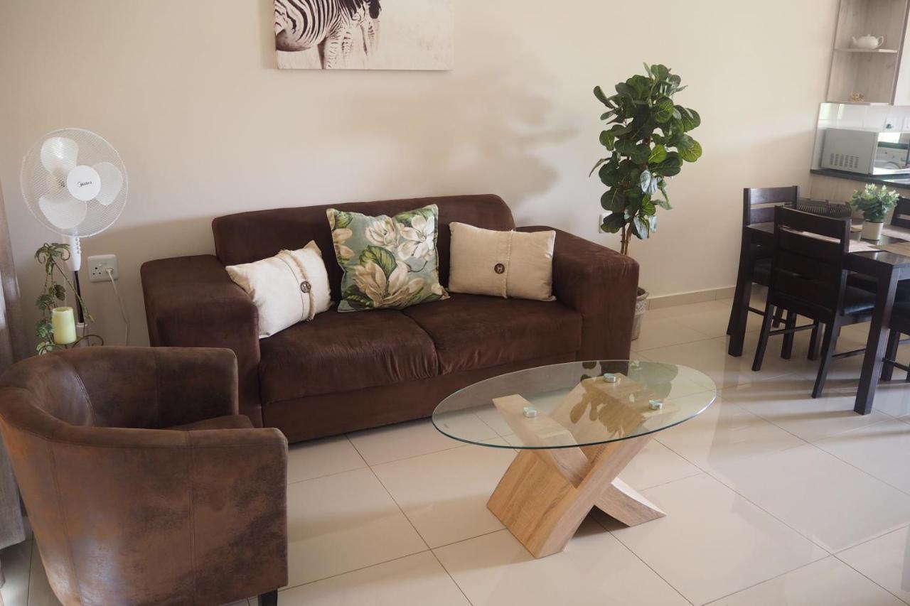 Or Tambo Self Catering Apartments, The Willows Boksburg Esterno foto